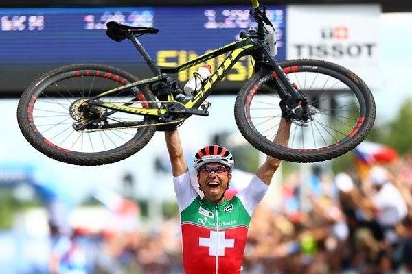 Nino Schurter in trionfo all'arrivo (foto organizzatori)