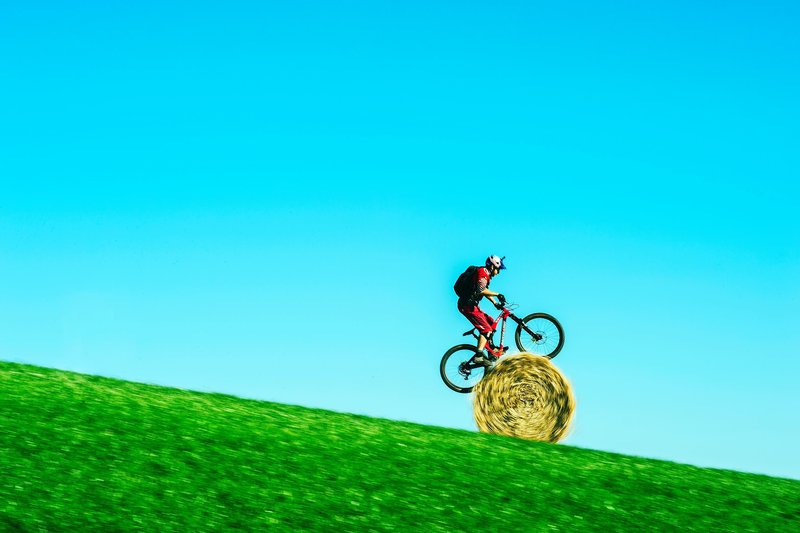 Danny MacAskill su una balla di fieno, una delle sequenza più incredibili di Wee Day Out, il suo ultimo video