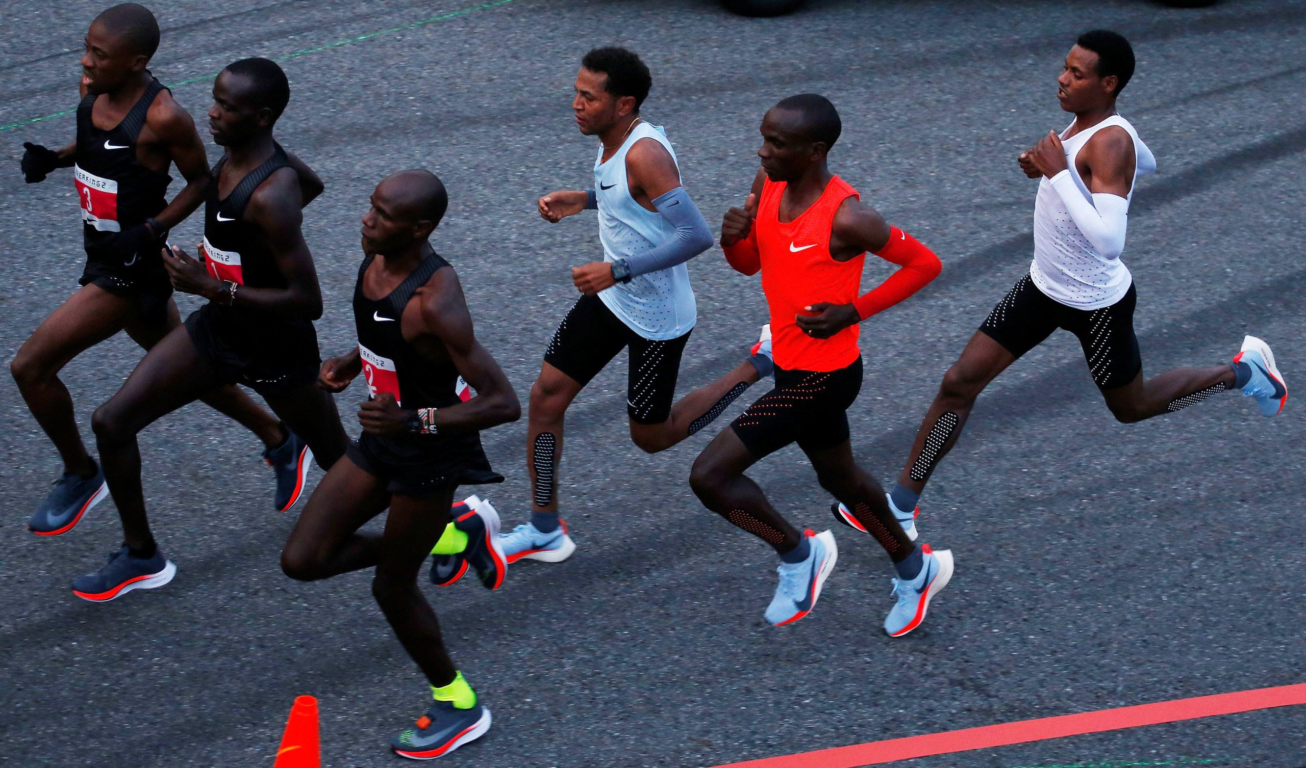 Running three. Кипчоге и пейсмейкеры. Команда Кипчоге. Тренировки Кипчоге на стадионе. Пейсмейкер в беге.