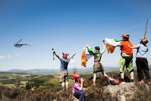 Il festante pubblico di Wicklow saluta l'elicottero