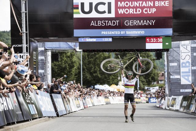 Nino Schurter porta in trionfo la sua Scott al traguardo di Albstadt - foto: Redbullcontentpool.com