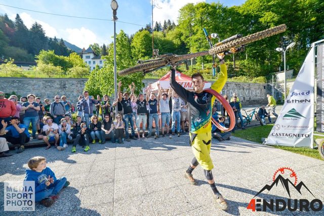 Matteo Raimondi si avvia sul gradino più alto del podio