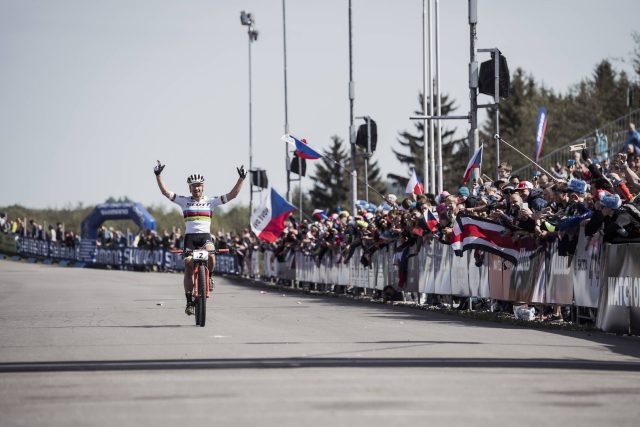 Nino Schurter taglia il traguardo trionfante