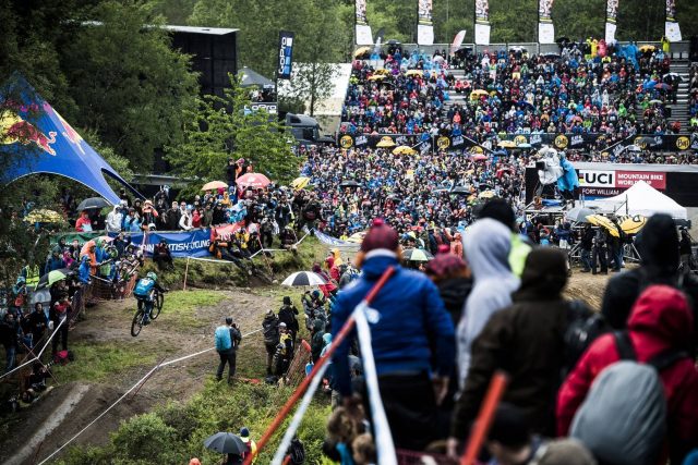 Minnaar in dirittura d'arrivo, circondato dal pubblico festante