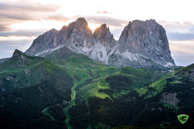 Enduro al cospetto del gruppo dolomitico del Sella!