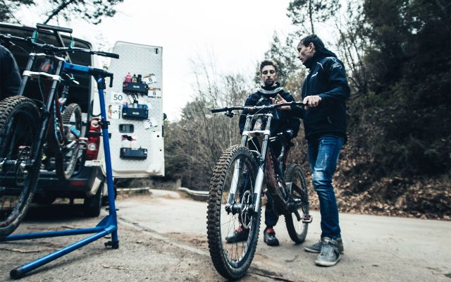 Francesco Colombo si prepara a scendere sulla sfidante pista dh di San Romolo