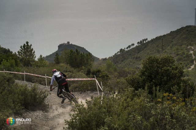 Thomas Lapeyrie in picchiata su Varigotti, lungo la DH Men, ultima PS della domenica