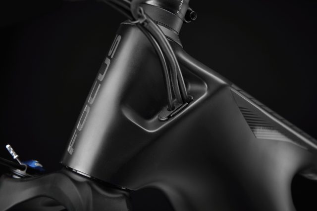 Passaggio interno dei cavi con feritoie di ventilazione integrate