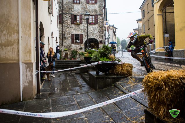 Emozionante passaggio di Jessica Bormolini per il borgo di Calestano