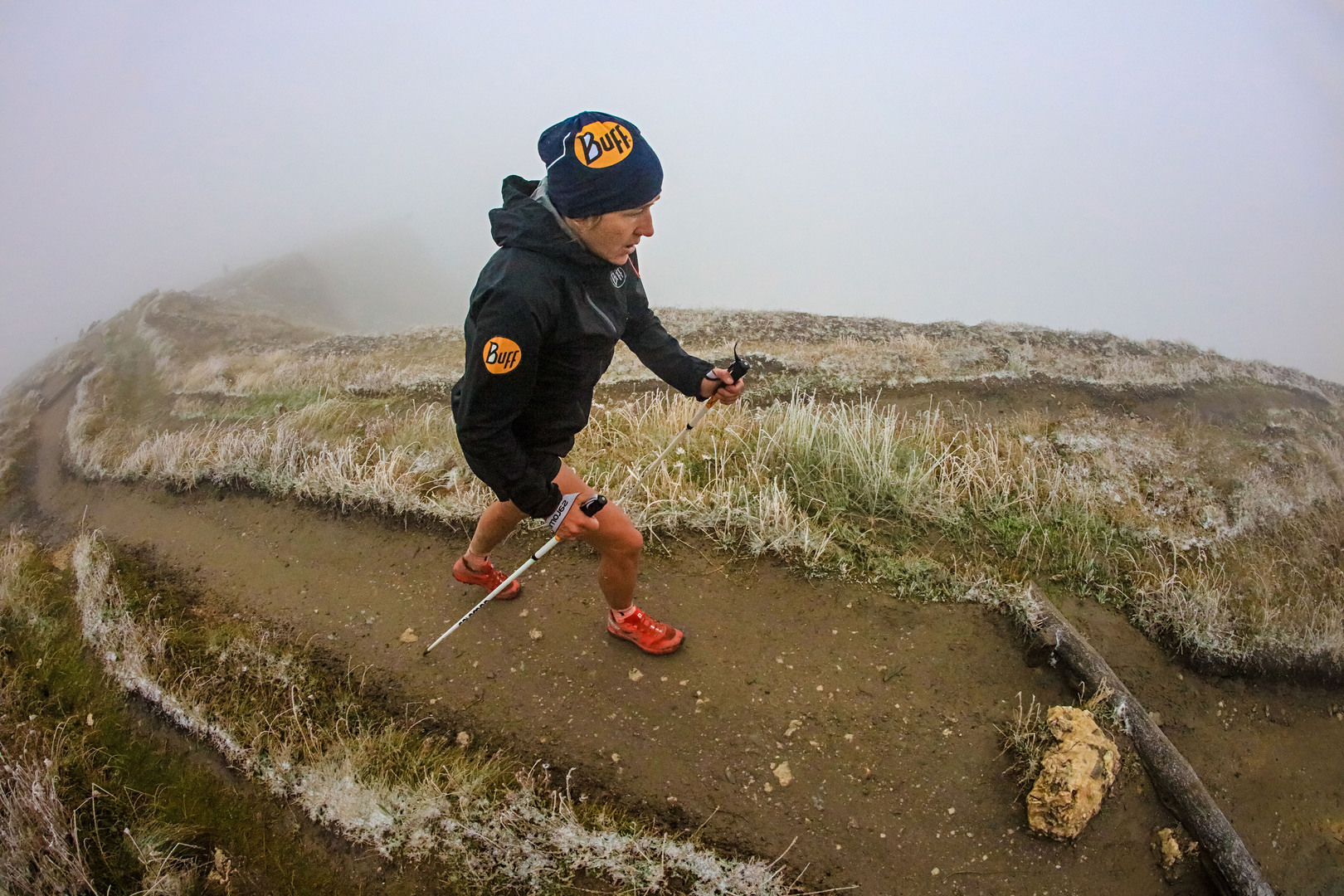 Un passaggio spettacolare di Nuria Picas tra le nebbie dei colli alpini photo : Franck Oddoux Un passaggio spettacolare di Nuria Picas tra le nebbie dei colli alpini photo : Franck Oddoux