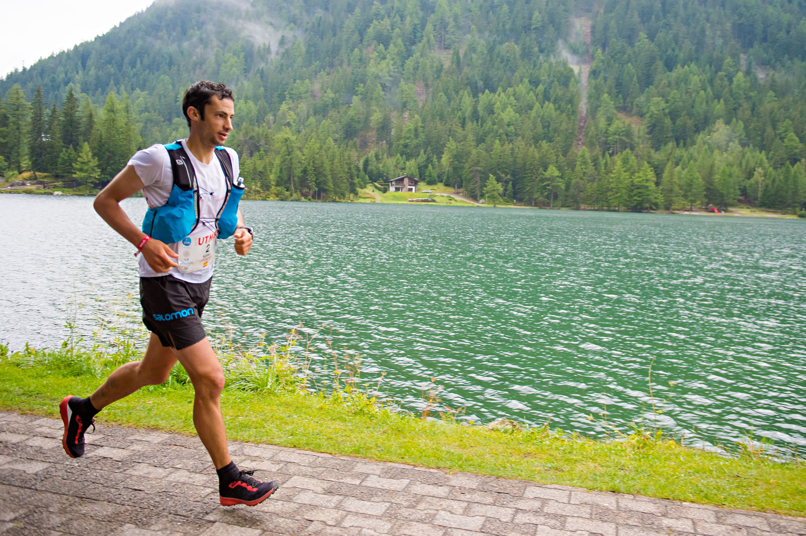 Kilian Jornet in una fase di gara piuttosto tranquilla, mentre cerca di recuperare il suo distacco da d'Haène. Kilian Jornet in una fase di gara piuttosto tranquilla, mentre cerca di recuperare il suo distacco da d'Haène.