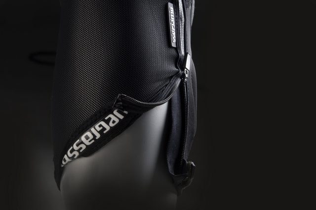 Focus sulla zip completamente apribile delle ginocchiere Solid D3O