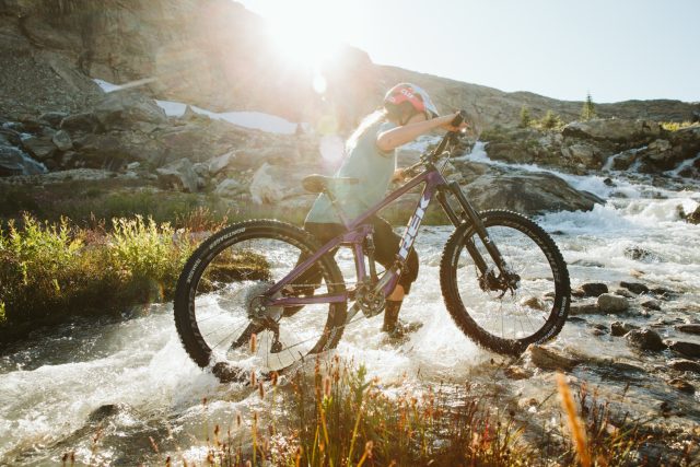 Casey Brown esplora le montagne Monashee con la sua Trek Remedy - foto: Robb Thompson