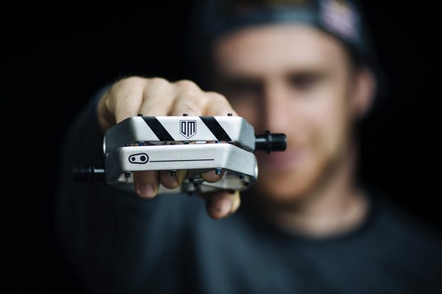 Il profilo ultra sottile dei pedali Crank Brothers Stamp 3 MacAskill Edition