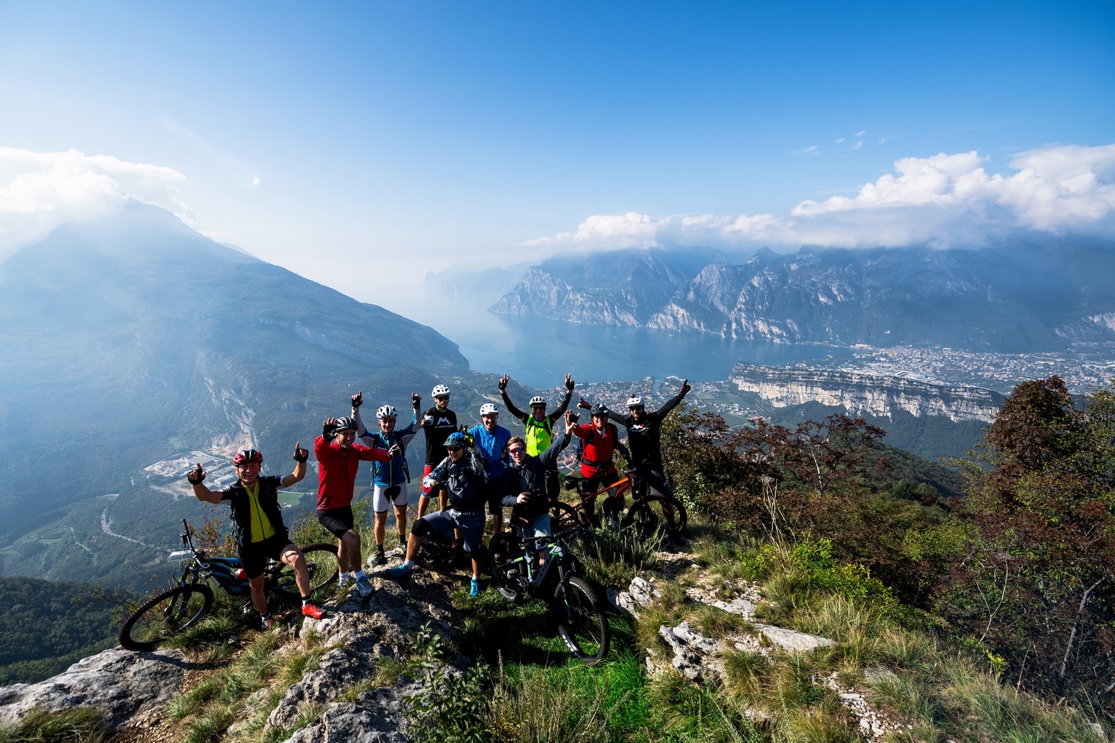 PHOTO by Miha Matavz, www.MihaMatavz.com Alcuni dei partecipanti alla prima edizione di Emtb Adventure in uno dei punti panoramici raggiunti in sella alle mountain bike a pedalata assistita. (Photo Archivio Garda Trentino/Miha Matavz)