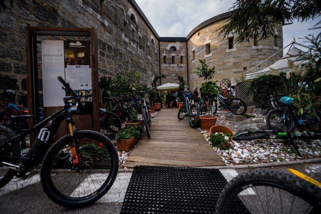 Lungo i percorsi, molto apprezzate le soste per degustare le eccellenze enogastronomiche del territorio. Sopra, il Forte Alto di Nago. (Photo Archivio Garda Trentino/Miha Matavz)