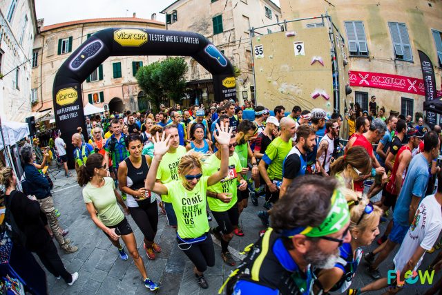 Gara di trail running in partenza da Finalborgo