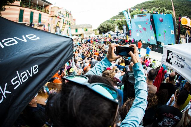 Grande affluenza di pubblico per i contest e gare in programma, qui arrampicata sportiva