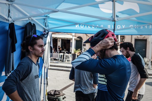 Comincia la vestizione allo stand Met/Bluegrass, qui con il nuovo casco Roam