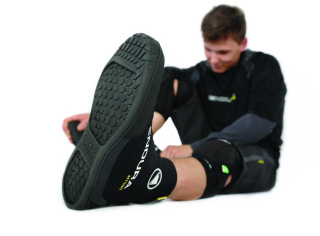 Facili da indossare e stabili sulle scarpe, con un grip extra sul puntale garantito dal battistrada scolpito