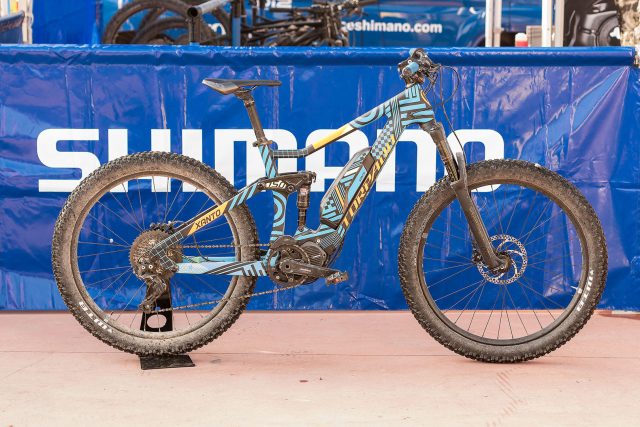 Torpado Xanto N 27,5" Plus, eMTB da all-mountain motorizzata Shimano con telato in fibra di carbonio e ruote Plus