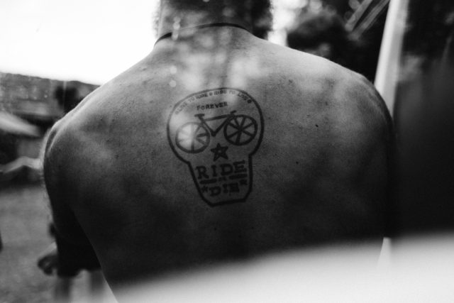 Ruote da bici al posto degli occhi e il motto “Ride or Die” al posto dei denti