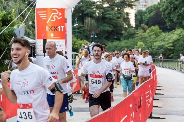 RUN4T - VI Edizione La corsa della Triennale di Milano nel Parco Sempione Sabato 21 ottobre 2017 Ritrovo ore 9.00, partenza alle ore 10.00 Dopo la bella edizione del 2016, vinta da Giorgio Calcaterra, che parteciperà anche all’edizione di quest’anno, torna la RUN4T, l’evento sportivo della Triennale. Sabato 21 ottobre, con partenza dal Giardino delle Sculture della Triennale, si terrà la VI edizione della RUN4T, corsa non competitiva organizzata dalla Triennale di Milano in collaborazione con Nctm Studio Legale, rappresentato da Guido Bartalini. La corsa sarà cronometrata e improntata su due diverse distanze da percorrere nel Parco Sempione: di 5 e 10 km. La RUN4T, nasce dalla passione di Claudio De Albertis per la corsa; l’appuntamento di quest’anno è in sua memoria. In finale di corsa un aperitivo accoglierà tutti i partecipanti nel Giardino delle Sculture. Iscrizione: Partecipazione: 10,00 euro. Iscrizione tramite il sito della Triennale www.triennale.org e vivaticket.it. Una nuova collaborazione con LifeGate Energy partner della RUN4T. Ai clienti che hanno già attiva o attiveranno la fornitura presso LifeGate Energy quest’ultima regala l’iscrizione alla corsa. ODLO - brand specializzato in intimo sportivo high performance - fornirà la divisa di gara a tutti i partecipanti, una t-shirt tecnica. Il ritiro dei pettorali è previsto dal 17 al 20 ottobre, dalle 10.30 alle 19.30 presso il guardaroba della Triennale. La Triennale di Milano è l’istituzione italiana per l’architettura, le arti decorative e visive, il design, la moda e la produzione audiovisiva. Nella sua mission la diffusione dell’arte e della cultura artistica presso le giovani generazioni. La corsa celebra ulteriormente la relazione tra l’istituzione, il giardino ed il Parco Sempione che quotidianamente accoglie fino dalle ore dell’alba runners di tutta la città. Con la corsa e l’arrivo nel Giardino della Triennale l’attenzione viene focalizzata in questo luogo con il suo valore ed il suo ruolo istituzionale, di cultura e produzione d’arte all’interno della città di Milano e nel nostro paese intero.