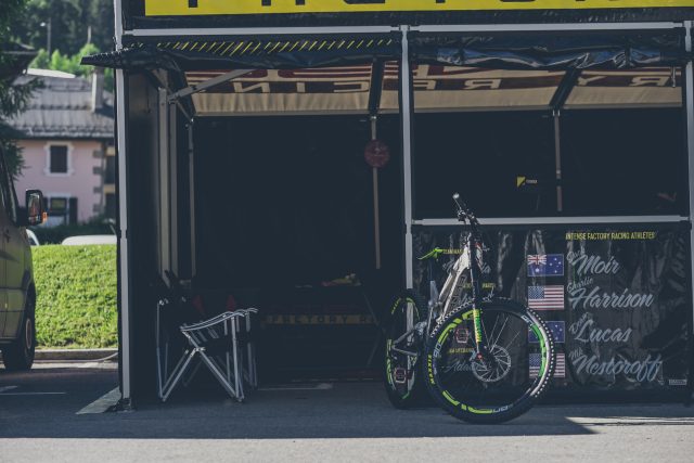 Il box del team Intense Factory Racing a Les Gets - foto: Adrian Marcoux