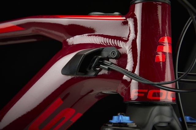 Sistema di passaggio cavi integrato con prese d'aria per raffreddare motore e batteria integrata