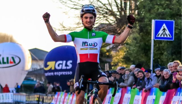 Gioele Bertolini festeggia a braccia alzate sul traguardo di Silvelle