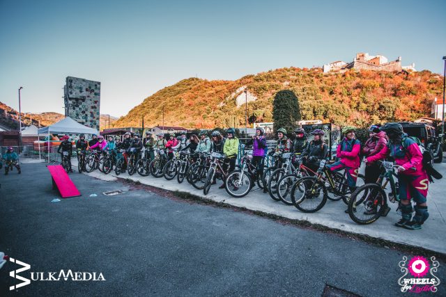 Le ragazze schierate al campo base presso Ultimate Bike Shop