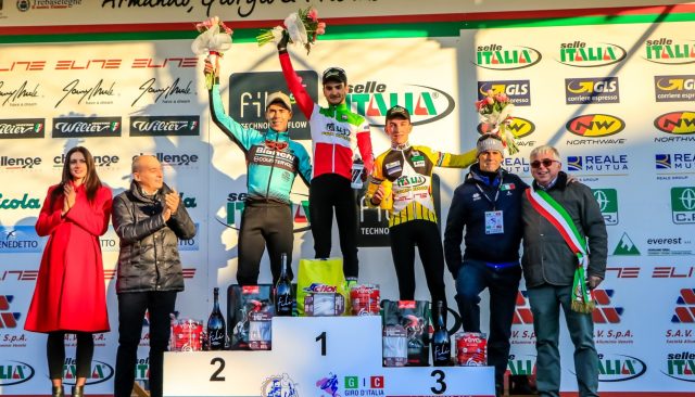 Il podio della gara Open maschile: al centro il vincitore Gioele Bertolini. Alla sua sinistra Marco Aurelio Fontana, alla sua destra Stefano Sala