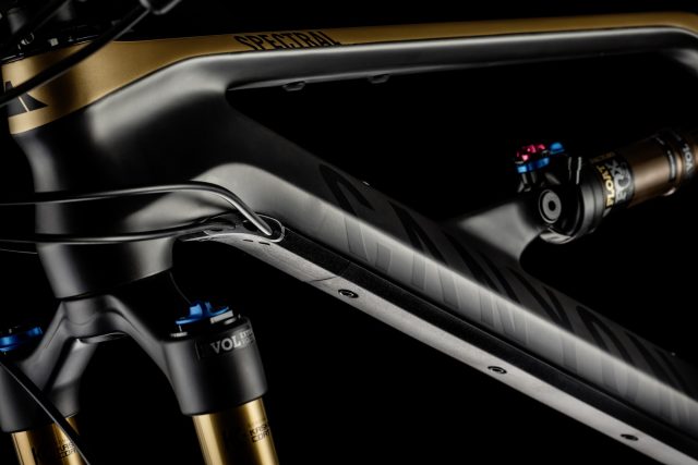 Nuovo passaggio integrato dei cavi con cover plastiche