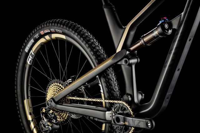 Sospensione ereditata dalla Sender da DH, ma con 140 mm di travel
