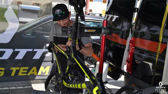 Ivan al lavoro sulle armi da gara degli atleti dello Scott Racing Team