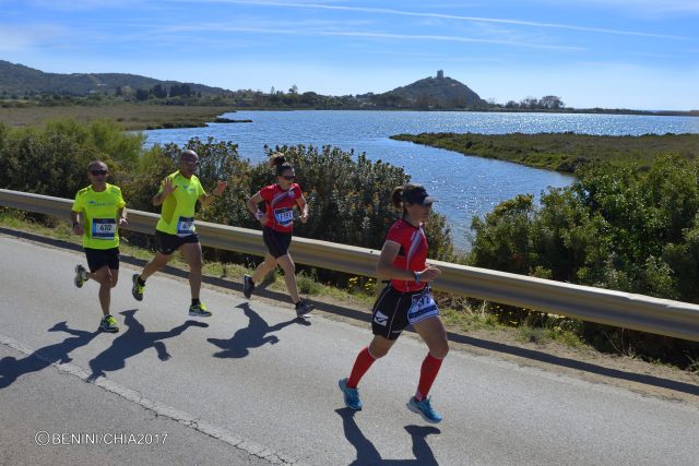 L'incredibile scorcio sul mare di Chia, durante lo svolgimento della omonima Chia21 Half Marathon, dove correre è un continuo perdersi nel mare più bello della Sardegna. L'incredibile scorcio sul mare di Chia, durante lo svolgimento della omonima Chia21 Half Marathon, dove correre è un continuo perdersi nel mare più bello della Sardegna.