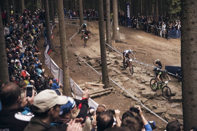 Trenino a Nove Mesto, su un percorso tecnico e sfidante, attorniati da un folto pubblico... what else? - foto: Bartek Wolinski/Red Bull Content Pool
