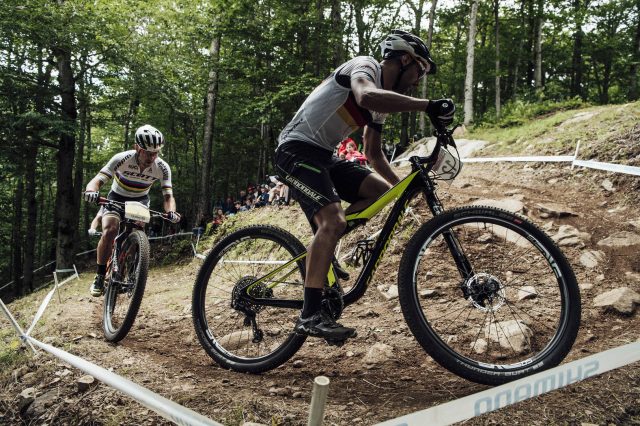 Nino Schurter insegue Manuel Fumic a Mont-Sainte Anne - foto: Bartek Wolinski/Red Bull Content Pool