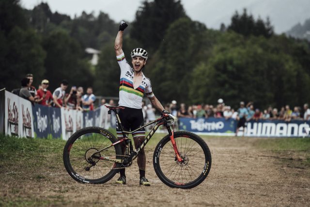 Nino Schurter celebra la sua stagione trionfale in Val di Sole - foto: Bartek Wolinski/Red Bull Content Pool