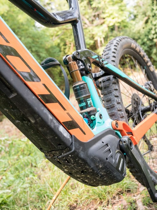 Motore e batteria Shimano Steps E8000 perfettamente integrati nel telaio