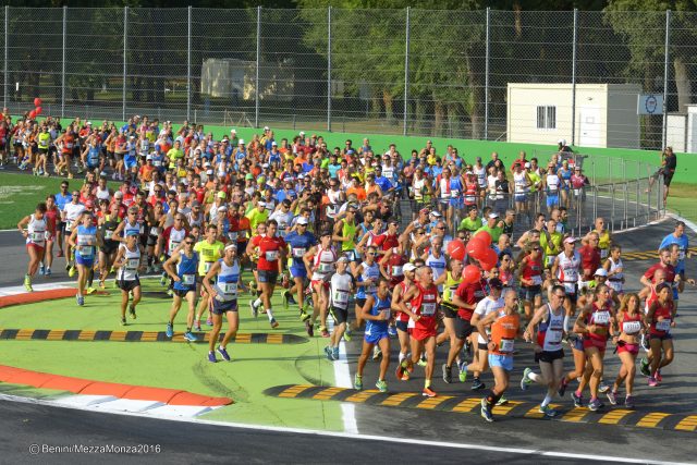 Alcune fasi della MONZA21, la mezza maratona che ritrova proprio all'interno dell'autodromo di Monza parte del suo percorso. Alcune fasi della MONZA21, la mezza maratona che ritrova proprio all'interno dell'autodromo di Monza parte del suo percorso.