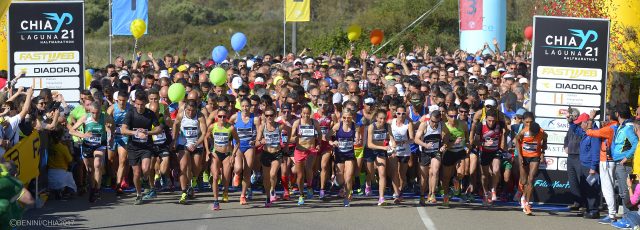 Il fiume umano di runner alla partenza della CHIA21 Half Marathon nel sud della Sardegna Il fiume umano di runner alla partenza della CHIA21 Half Marathon nel sud della Sardegna