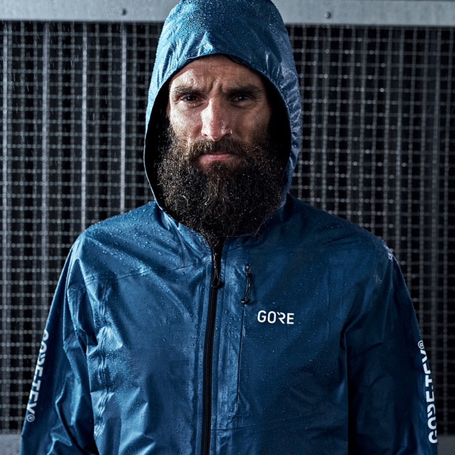Il modello da running della giacca con tecnologia SHAKEDRY della nuova linea GORE WEAR nella inedita colorazione blu. Il modello da running della giacca con tecnologia SHAKEDRY della nuova linea GORE WEAR nella inedita colorazione blu.