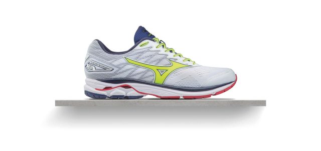 La MIzuno Wave Rider 20 nel colore bianco, testata da Simone Centemero. La MIzuno Wave Rider 20 nel colore bianco, testata da Simone Centemero.