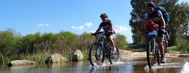 Un veloce guado nella pianura della seconda tappa - foto: Paolo Murgia