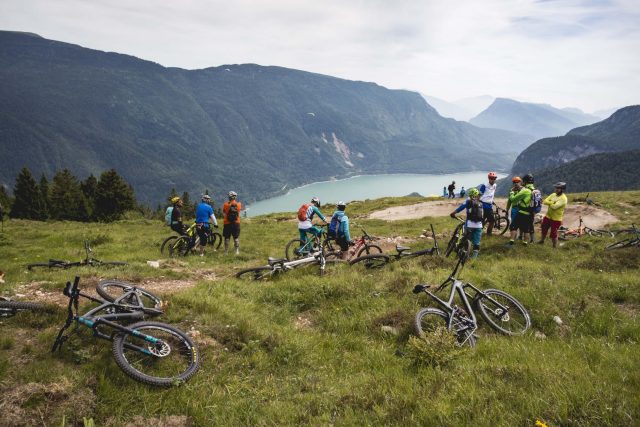 Con il lago di Molveno sullo sfondo