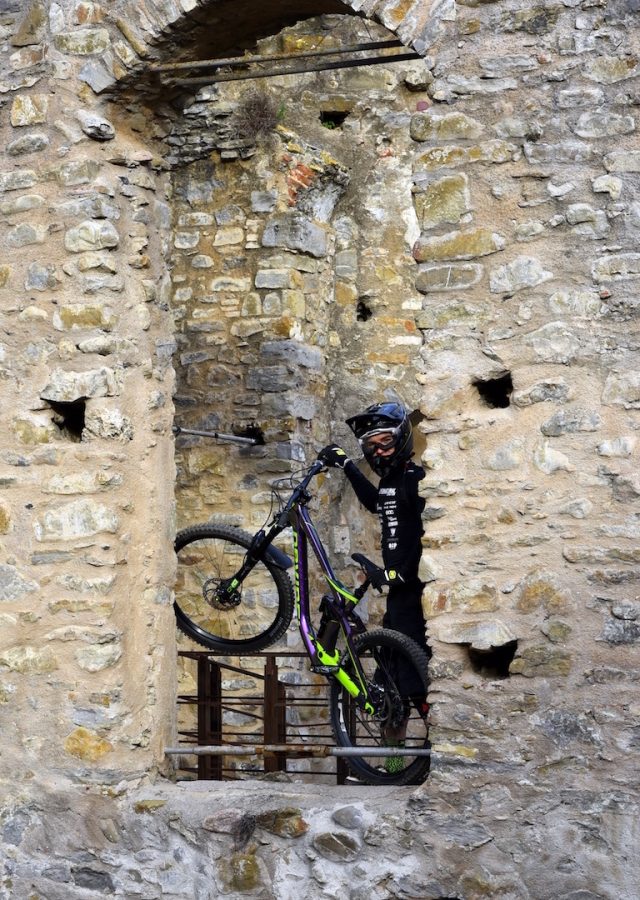 Tommaso Francardo con la nuova bici Devinci nel borgo di Dolceacqua - foto: Carmine Tedesco