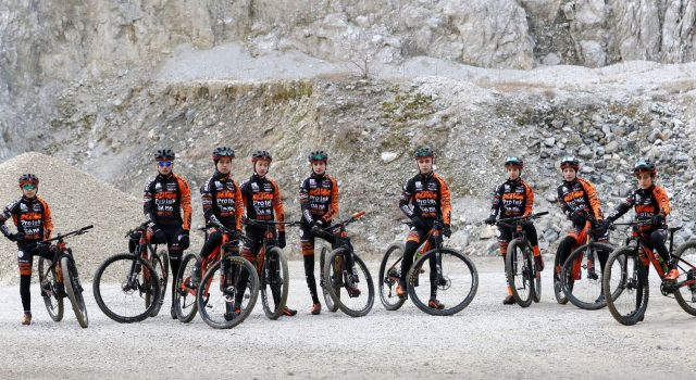 Il team giovanile in sella alle bici KTM utilizzate in gara