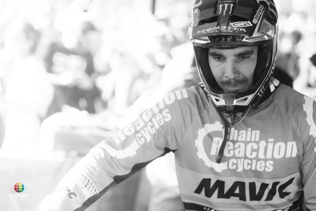 Sam Hill si concentra prima di partire in speciale