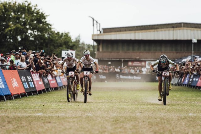 Helen Grobert riesce a sopravanzare allo sprint Maja Wloszczowska e Jolanda Neff
